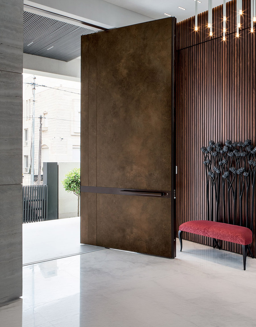 OIKOS SYNUA — флагманская поворотная дверь